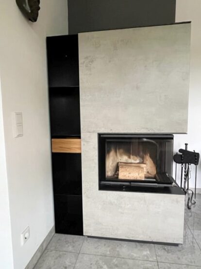 kaminholzregal-innen-metall-rueckwand-bauen-modern-wohnzimmer-design-holz-stahl-schwarz-mit-schublade-spezialanfertigung-nach-mass-schmal-hoch-stahlzart-classic-056