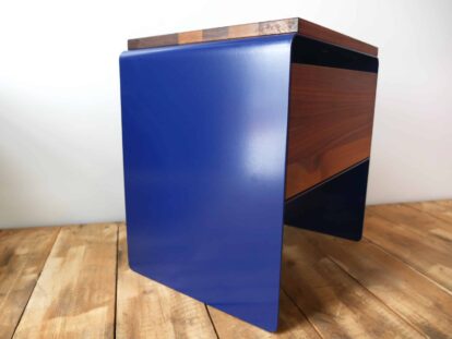 nachttisch-holz-metall-modern-design-massivholz-nussbaum-kobaltblau-mit-schublade-minimalistisch-stahlzart-mystery