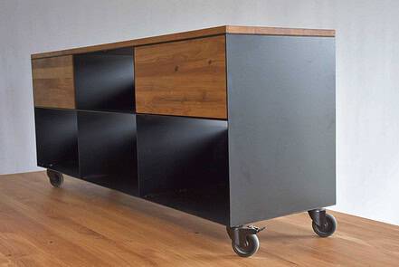 tv-sideboard-schwarz-holz-eiche-metall-modern-design-industrial-massivholz-wildeiche-platte-minimalistisch-stahl-mit-2-schubladen-mit-rollen-stahlzart-now